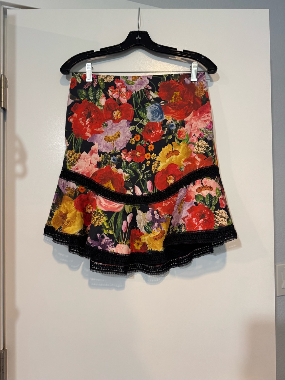Alice + Olivia Black Floral Tiered Ruffle Mini Skirt Crochet Trim Size 6